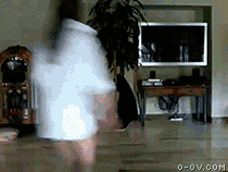 滑地板摔倒的女生