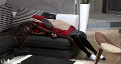 睡在沙发上脱鞋的女人