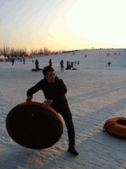 拿轮胎当作保龄球玩