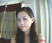 装可爱扮鬼脸的视频女孩