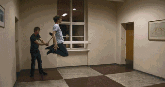 把人打到墙上反弹回来