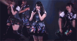 舞台上搞笑，屁股撞倒人