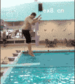 身体太重，跳水板上不慎滑倒