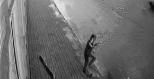 死里逃生，非一般的躲车技术