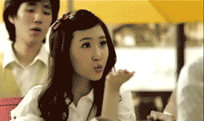 美女送香吻，威力真猛