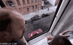 从楼上扔桶装水砸车