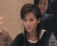 美女在记者会上做鬼脸