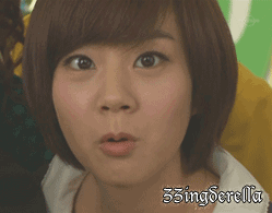 此女表情怪异，猛眨眼睛狂点头