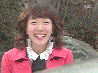 太激动上车，被车门撞了