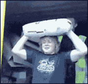 在头上将面粉袋弄成两截