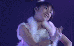 快乐跳舞的女生