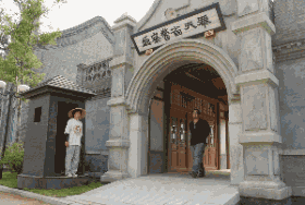 吓到我摔一跤还敢笑，看我不揍你才怪