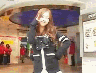 调皮女生玩自拍