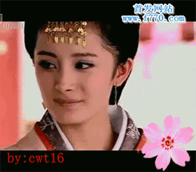 含蓄的低头一笑