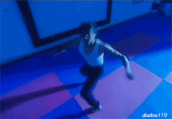 超酷的转身后摆腿