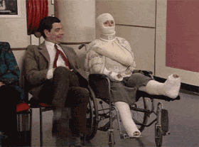 没道德的家伙在伤者面前大秀腿技