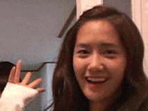 美女搞怪打招呼