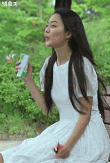 开心喝汽水的女孩