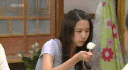 如此大口的吃饭，真夸张呀