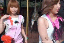 美女上场，做个鬼脸