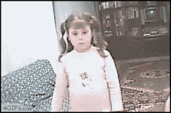 生气的小孩用力打人