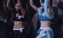 边唱边跳的女生