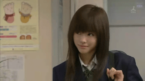 可爱点头的女生