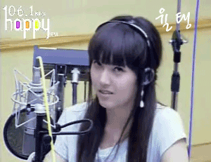 搞怪歪嘴巴的女孩