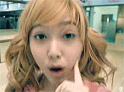 美女对着镜头做鬼脸