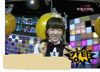 被大汽球撞头的女生