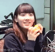拿两个橙子挡住眼睛