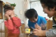 大声叫唤的小女孩