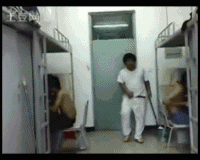 如神经病般的宿舍舞男