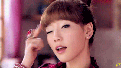 美女用手指秀眼神