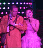 主持人与和尚配合默契