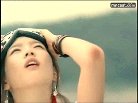 用双手摸着脑袋的女人