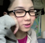 可爱搞笑的眼镜女孩