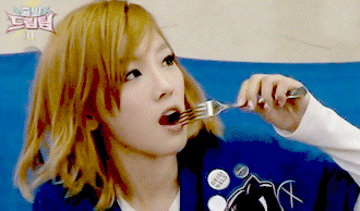 无聊玩刀叉的女生