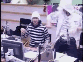 两个在电脑前跳舞的男生