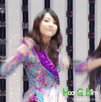 抖动身体跳舞的女人