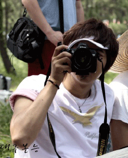 看这里，给你闪张照片