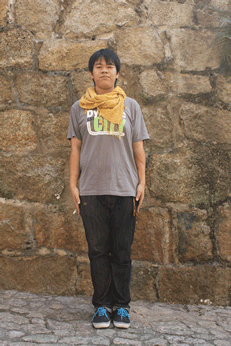 站着原地转圈的男人