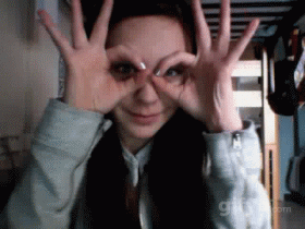 用双手搞怪的外国MM