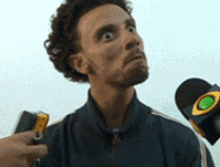 现场采访傲慢的男子