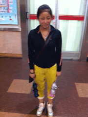 搞怪扭腰扭屁股的女生