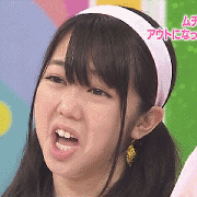 张开嘴巴露出奇怪的表情