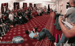 躺在地上拍摄时被人踩