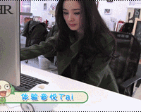 做搞怪手势的杨幂