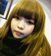 无聊吹泡泡糖的女孩