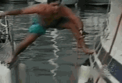 劈腿掉进水里的老外